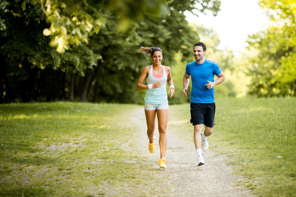 Persoană făcând jogging pentru a menține greutatea.