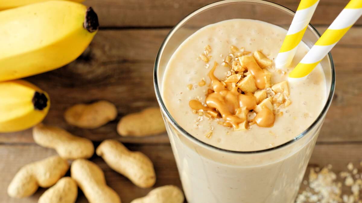 Smoothie cremos cu unt de arahide și banană.