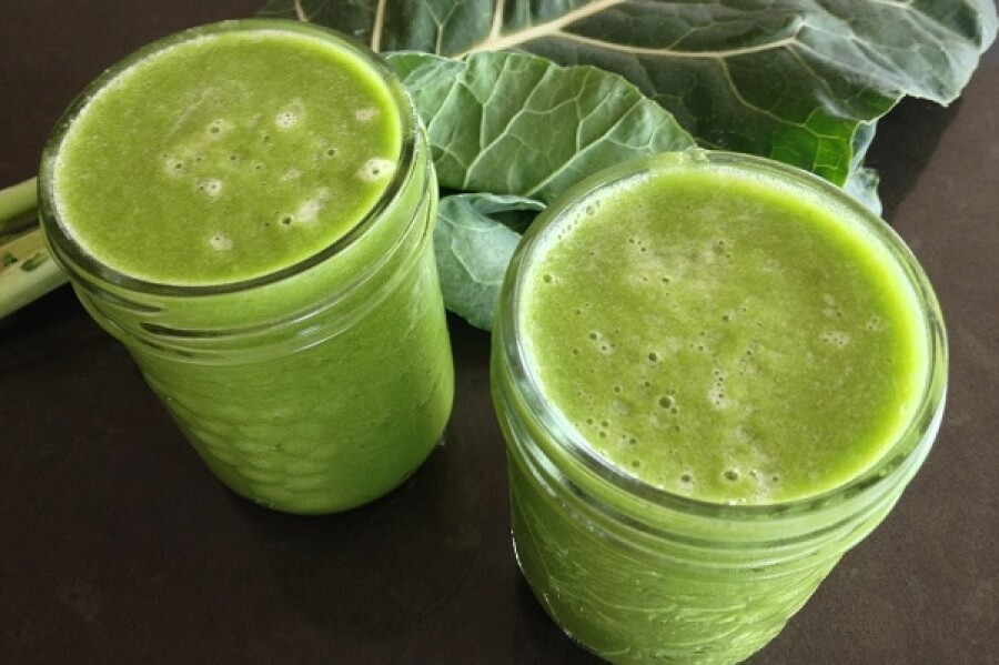 Smoothie verde cu spanac, avocado și proteine din zer