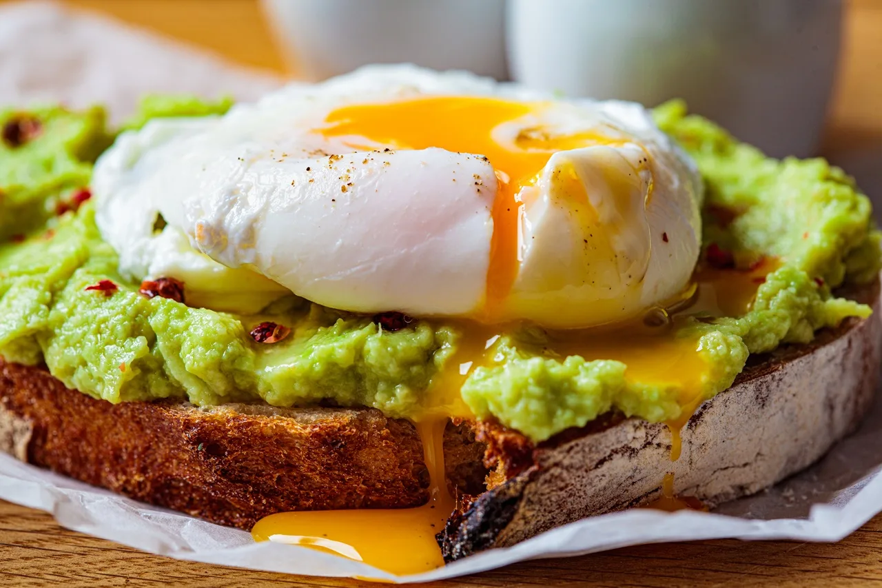 Toast cu avocado și ou poșat