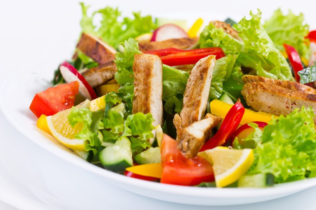 Piept de pui la grătar cu salată de legume