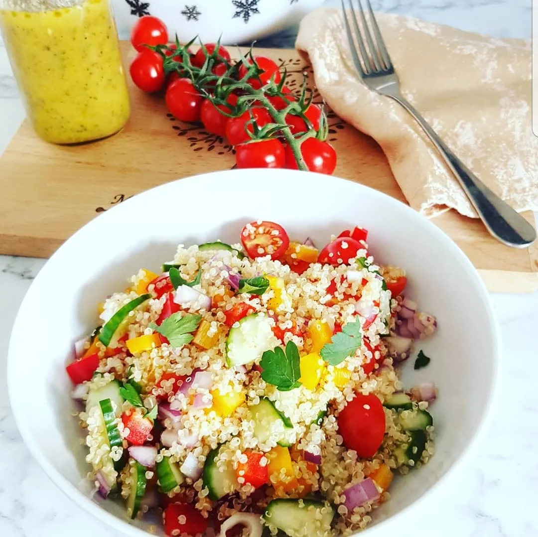 Salată de quinoa și legume pentru un prânz hrănitor și sănătos