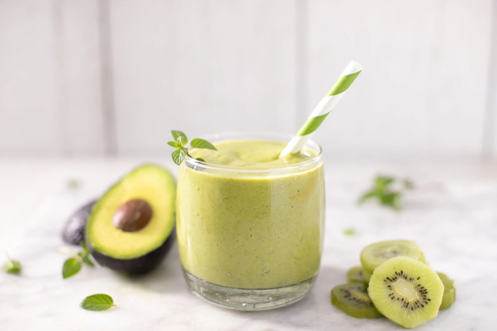 Smoothie de kiwi și avocado bogat în vitamina K